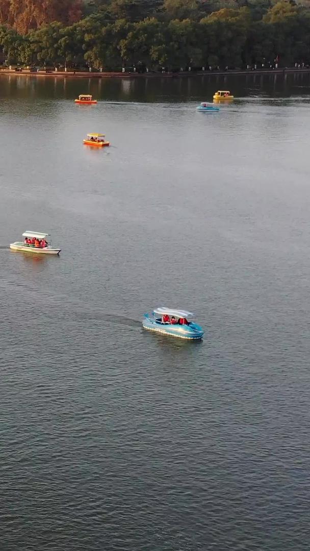 南京玄武湖风光及游船视频的预览图