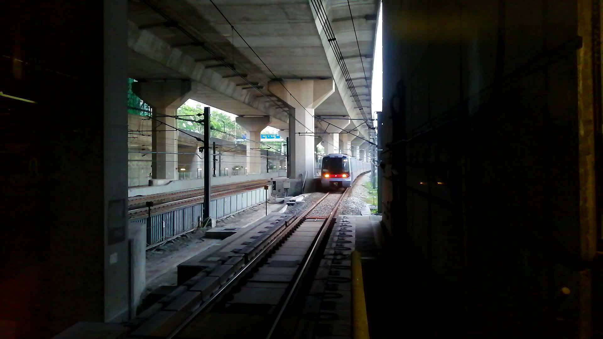 一列火车到达香港地铁站视频的预览图