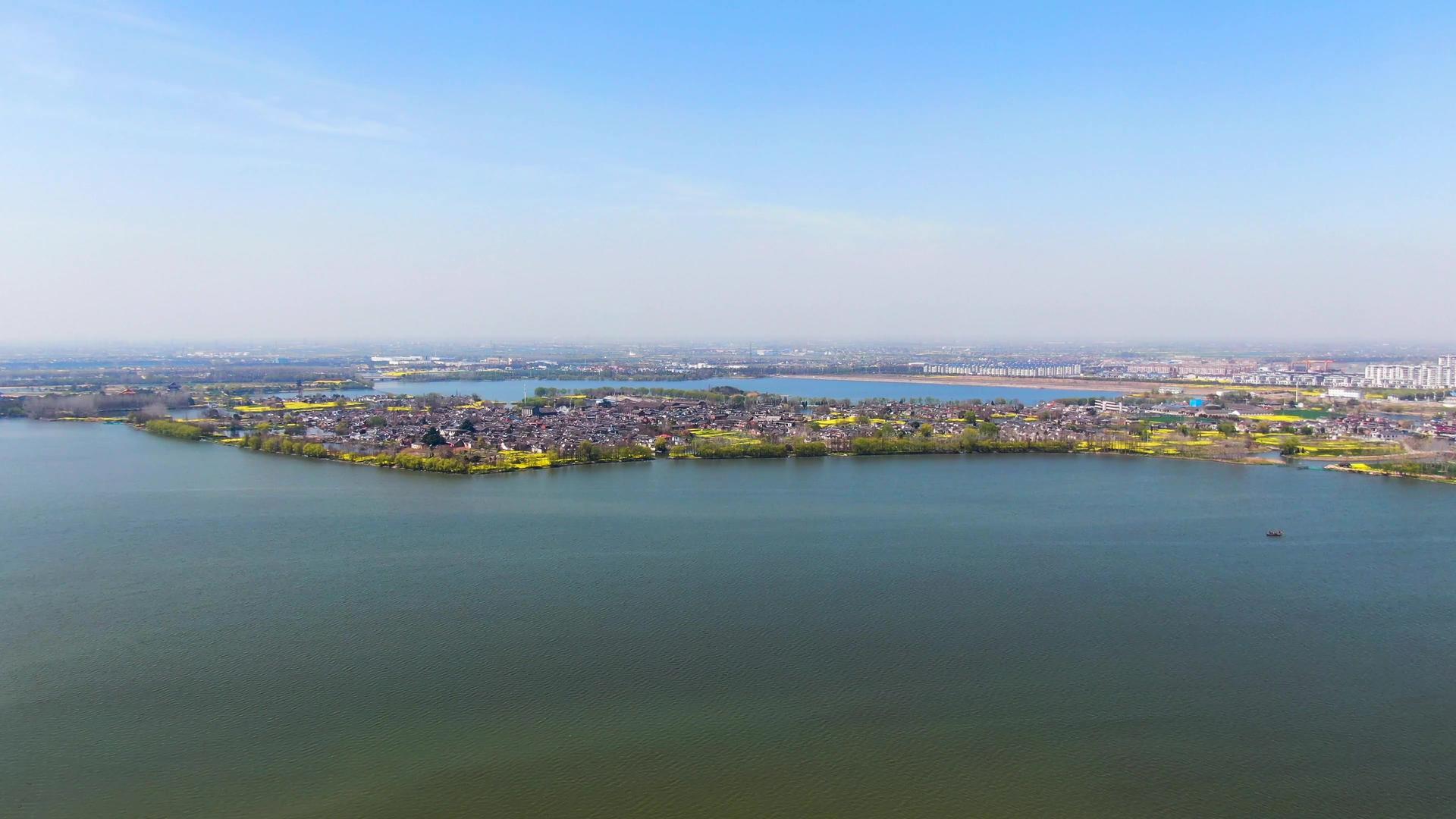 航拍江苏生态旅游5A景点溱湖湿地公园与村庄视频视频的预览图