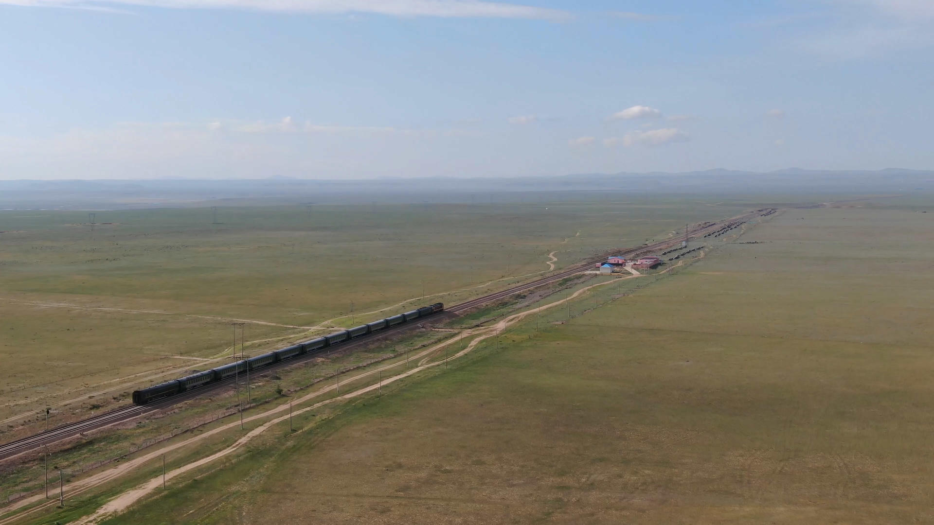 航拍锡林郭勒草原上的列车视频的预览图