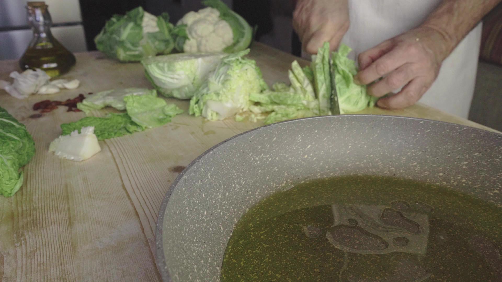 厨师把卷心菜切成镜头放进油锅里视频的预览图