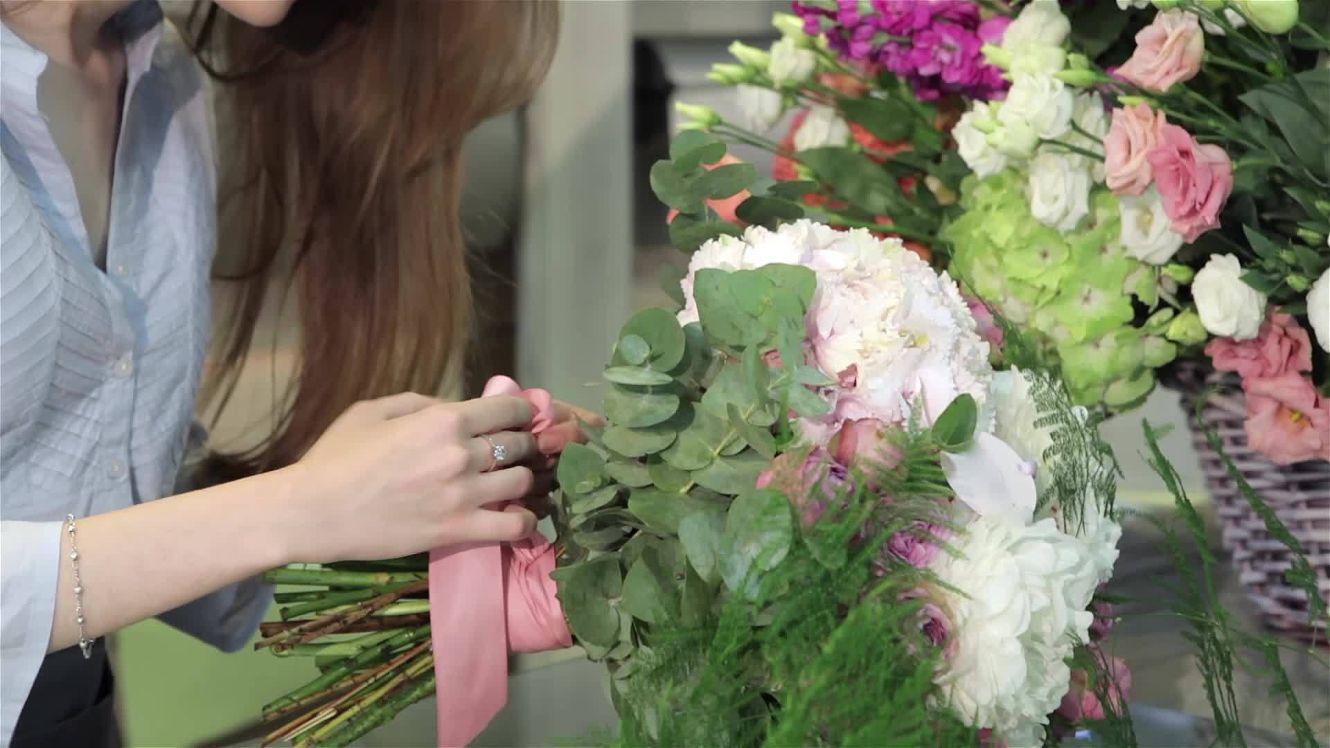 花商在花店里做了一束花视频的预览图