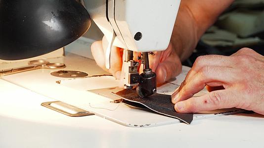 制鞋厂在车间使用旧缝纫机视频的预览图