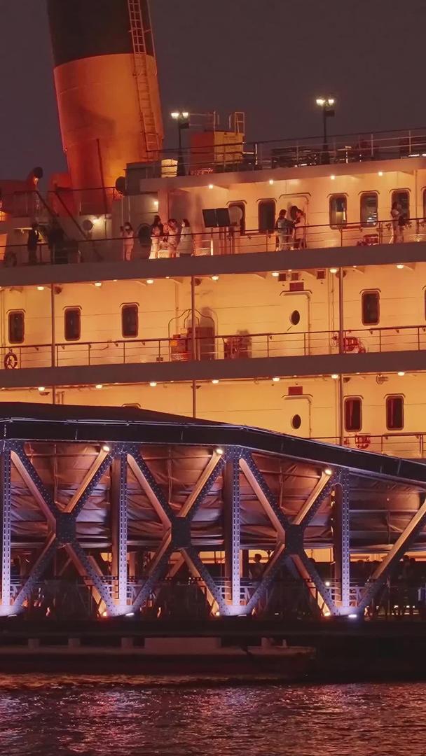 长江江景客运码头旅游船上下船的游客素材视频的预览图