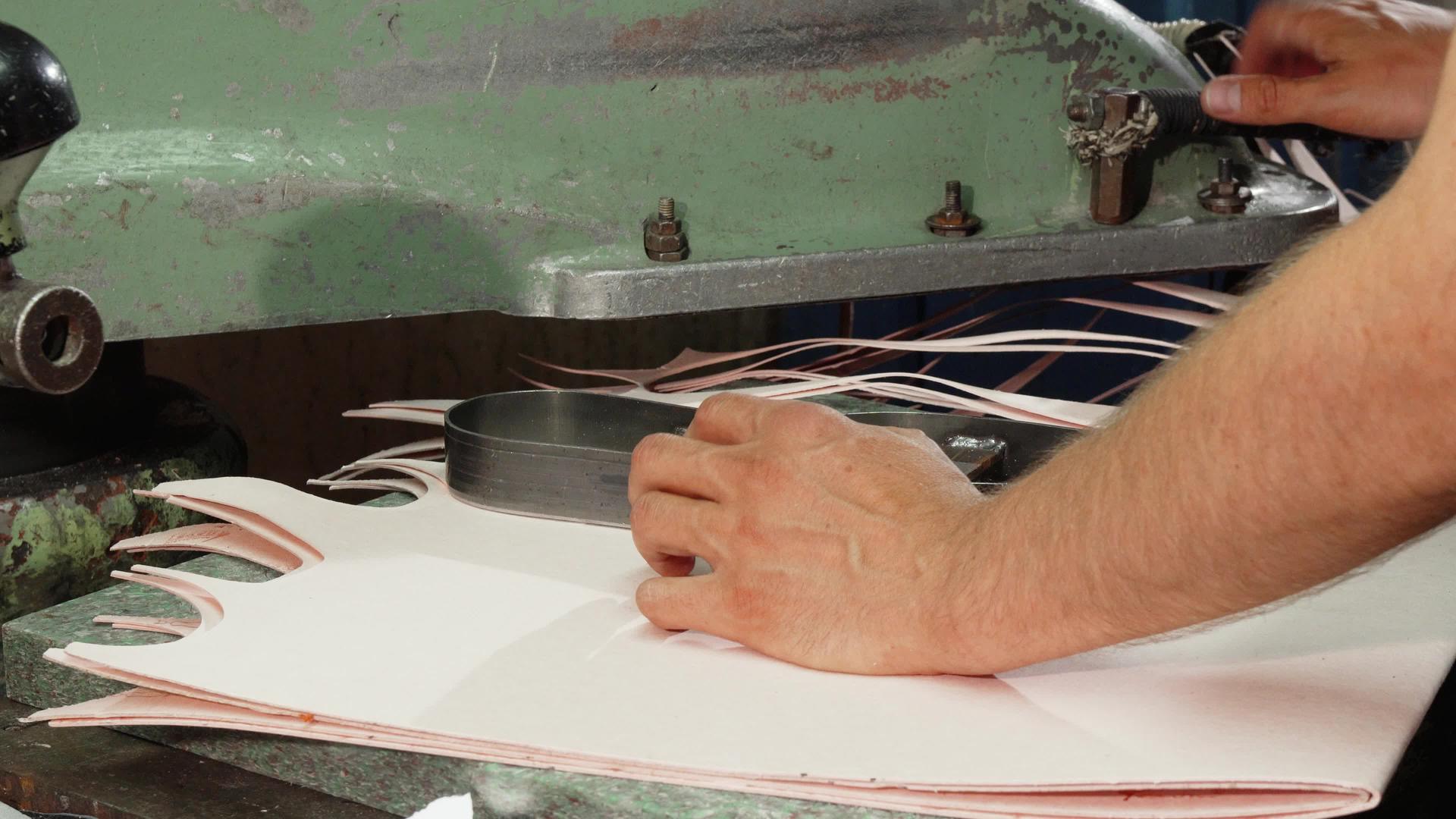 手工工匠在制鞋时使用脱皮切割机视频的预览图