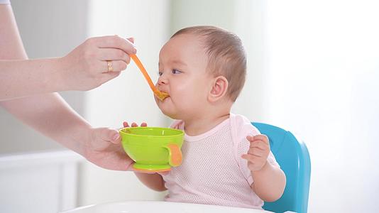 4k妈妈喂孩子吃婴儿餐视频的预览图