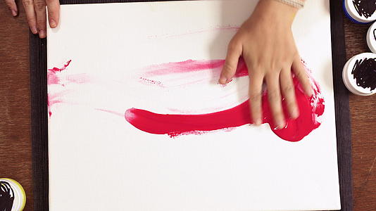 女艺术家用她的手画艺术画从上面看视频的预览图