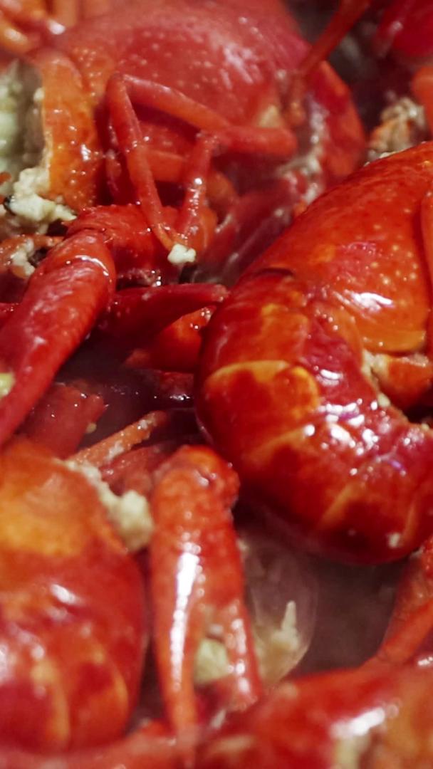 油淋小龙虾美食实拍视频视频的预览图