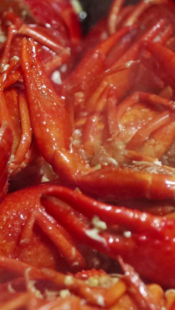 油淋小龙虾美食实拍视频视频的预览图