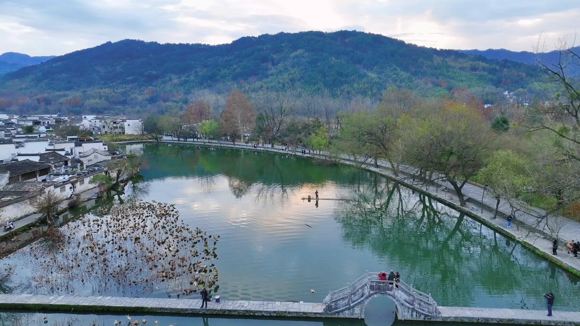 安徽宏村南湖画桥4K航拍世界文化遗产5A景区皖南古村落视频的预览图