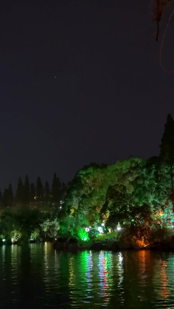 拍摄两江四湖5A景区日月双塔夜景视频的预览图