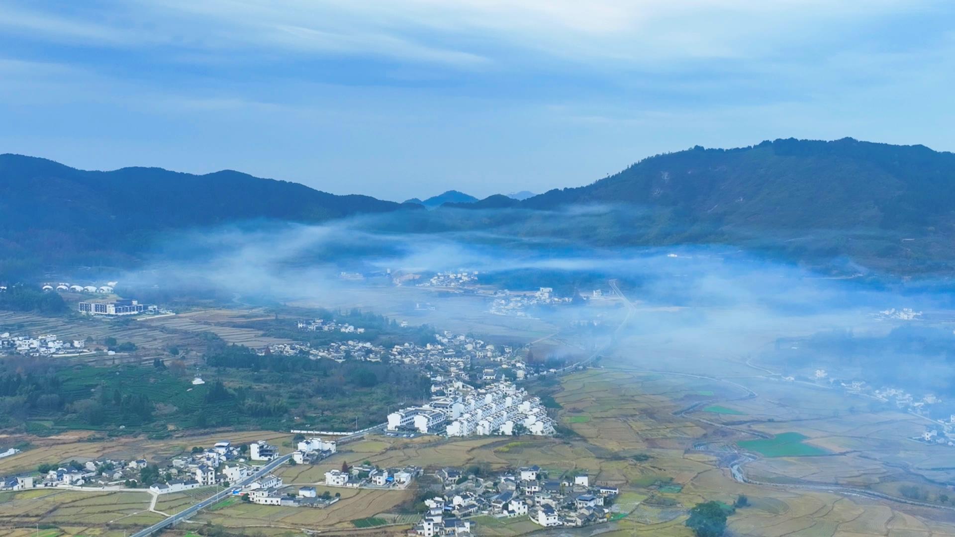 4K航拍皖南山村古村落雾气最美乡村视频的预览图