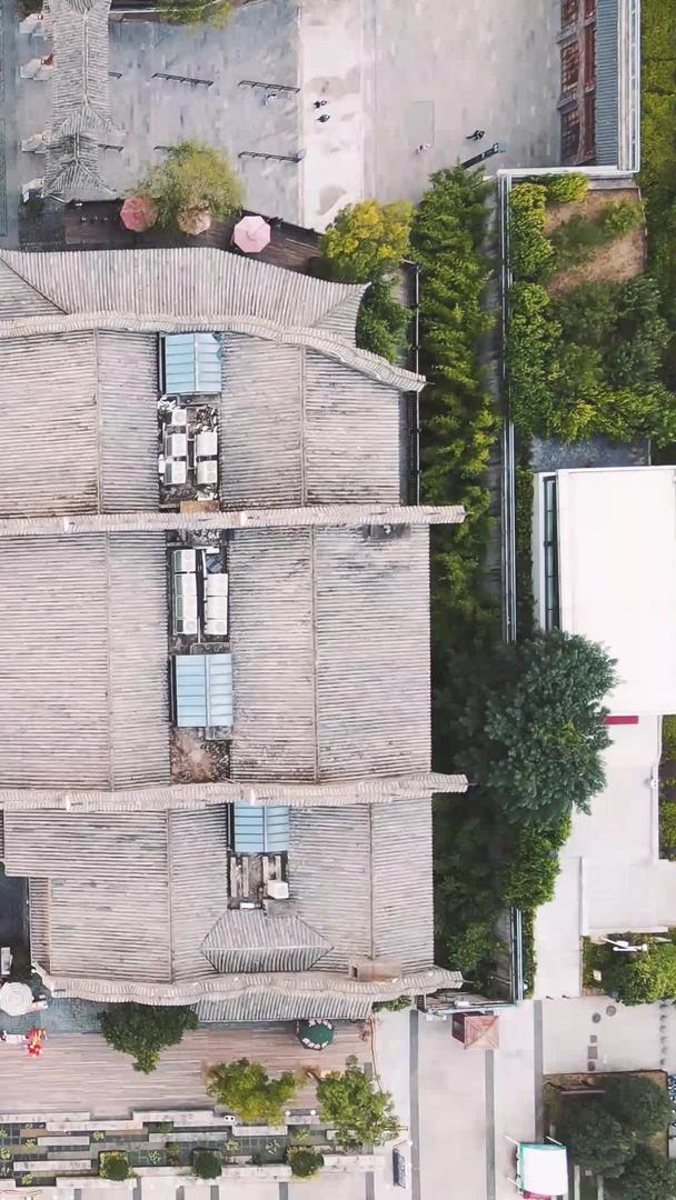 航拍俯拍风景城市旅游小镇古镇街道素材视频的预览图