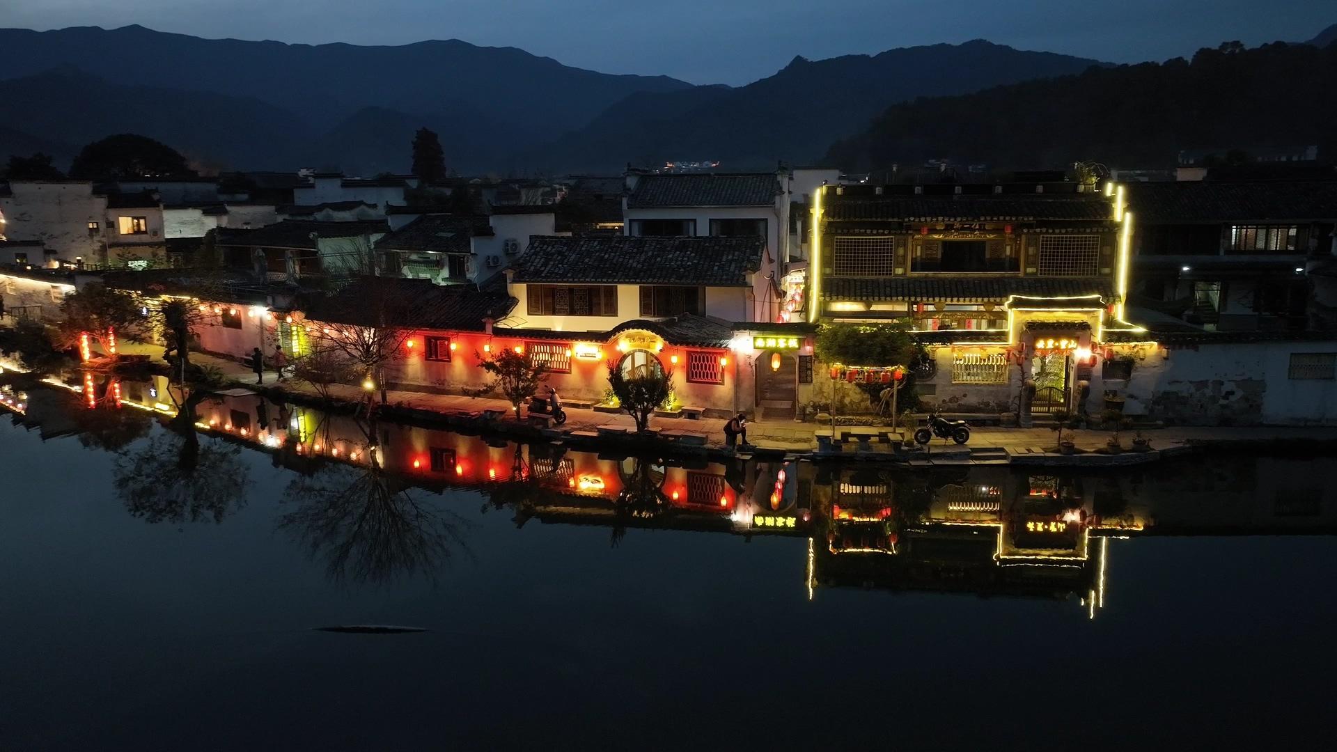 4K航拍安徽宏村夜景古建筑群世界文化遗产视频的预览图