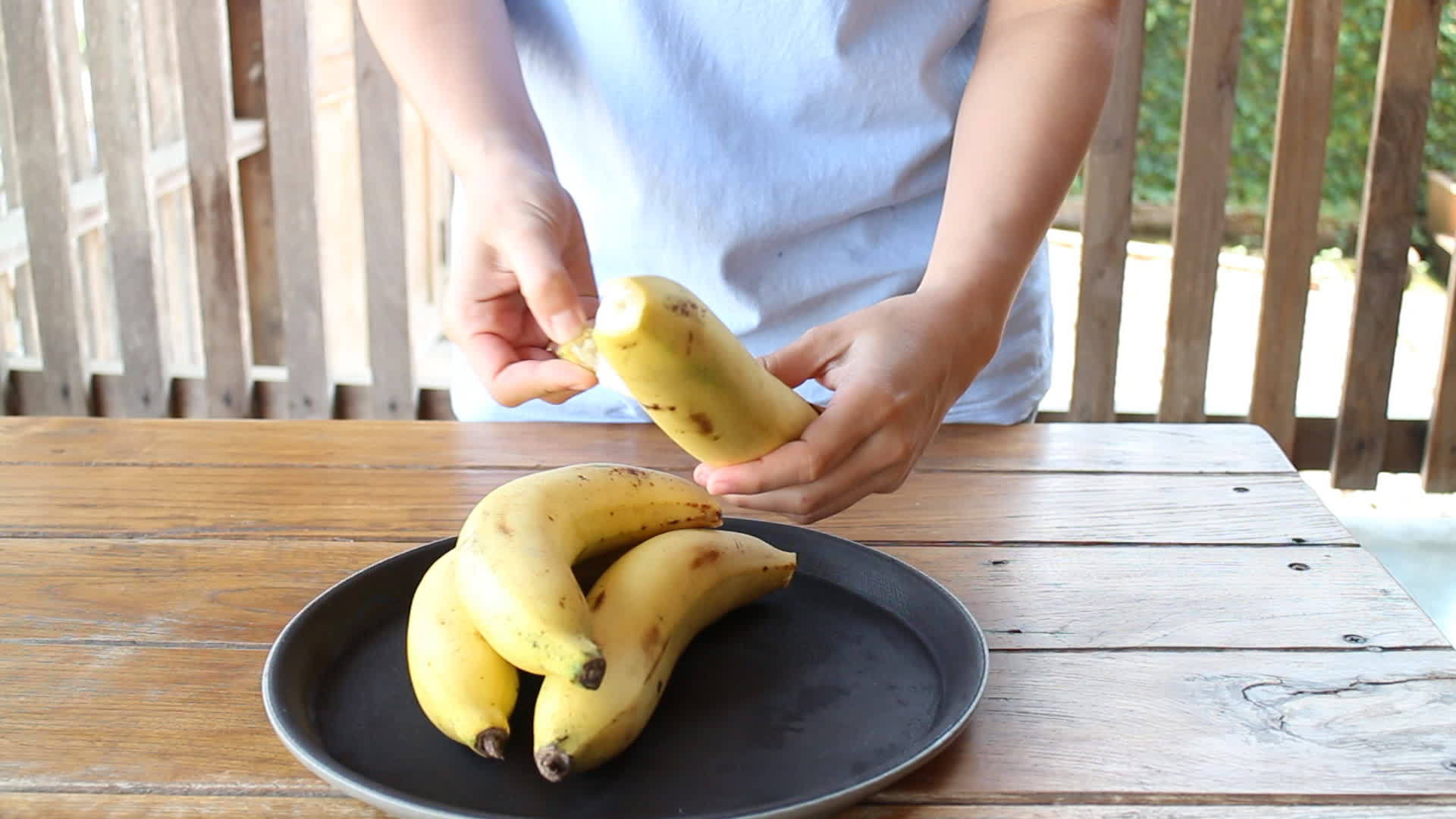 新鲜黄香蕉怎么剥开？视频的预览图
