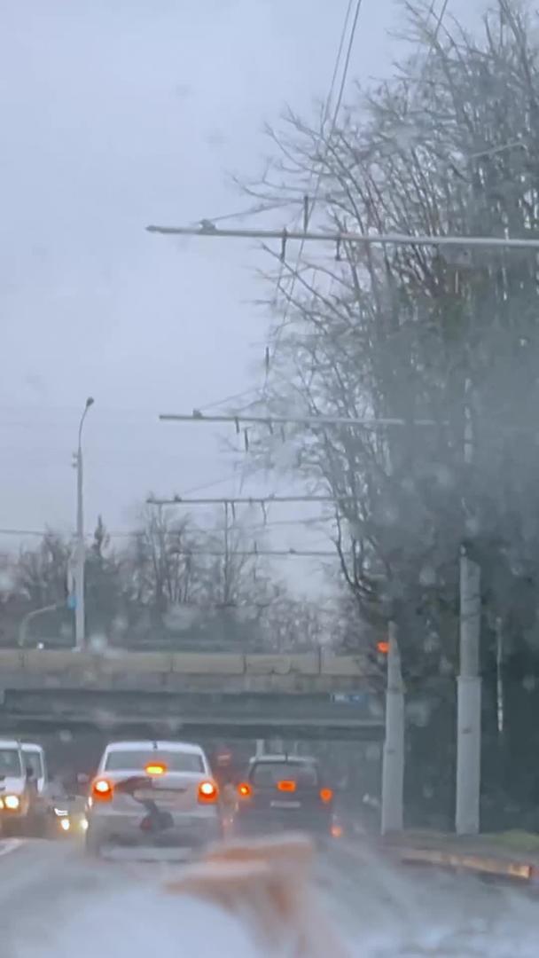 城市道路早晨阴雨天气高峰拥堵视频的预览图