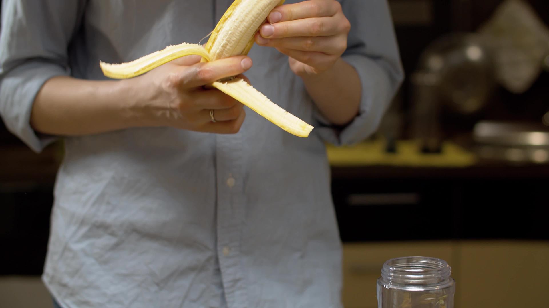 妇女剥香蕉视频的预览图