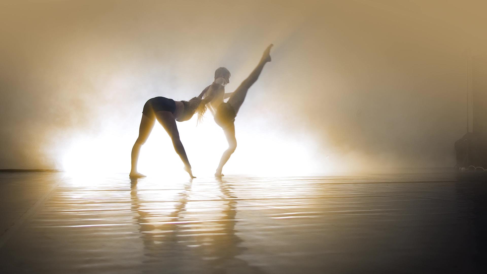 穿着黑色衣服的情侣舞者表演当代编舞的情感视频的预览图