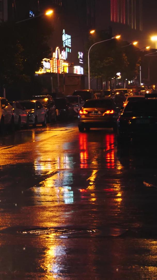 雨夜交通流夜夜交通交通夜交通交通交通视频的预览图