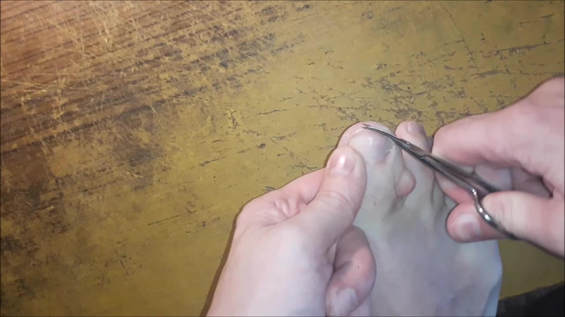 用指甲剪刀修脚视频的预览图