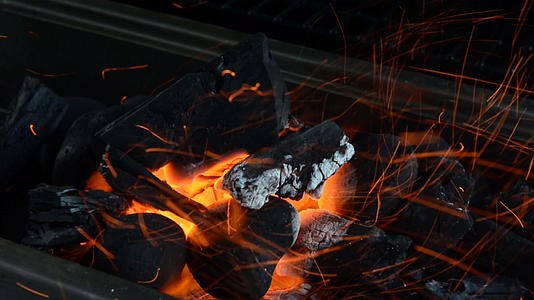 炭火下的火苗视频的预览图