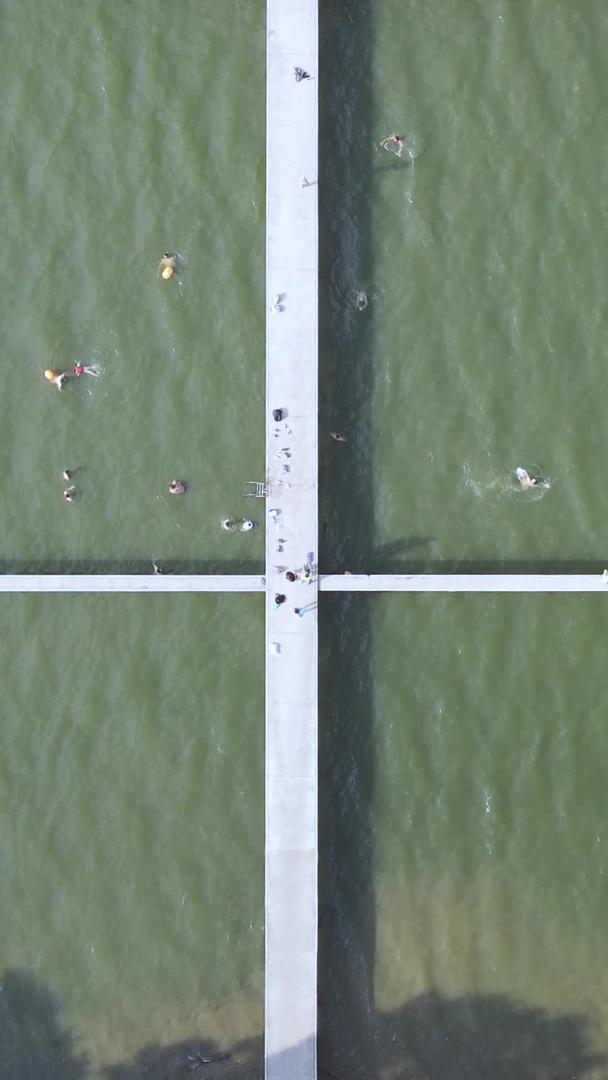 航拍城市风景湖景绿道栈桥素材视频的预览图