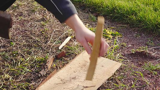 橡木和木屑的聚集物在街上用刀子点燃视频的预览图