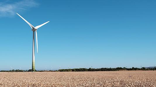 费马恩岛的风力涡轮机是可再生能源和环境保护的概念视频的预览图