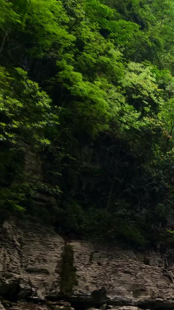小三峡实拍巫山小三峡国旗飘扬视频的预览图