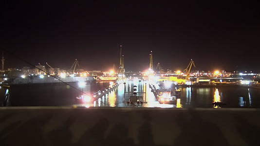 夜间的港口视频的预览图