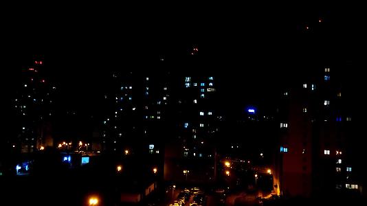 晚上在城市闪电有选择的焦点视频的预览图