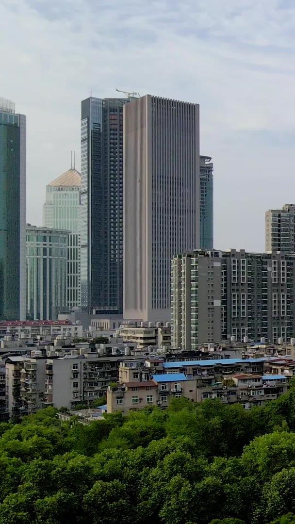 摩天轮和摩天大楼在城市里视频的预览图