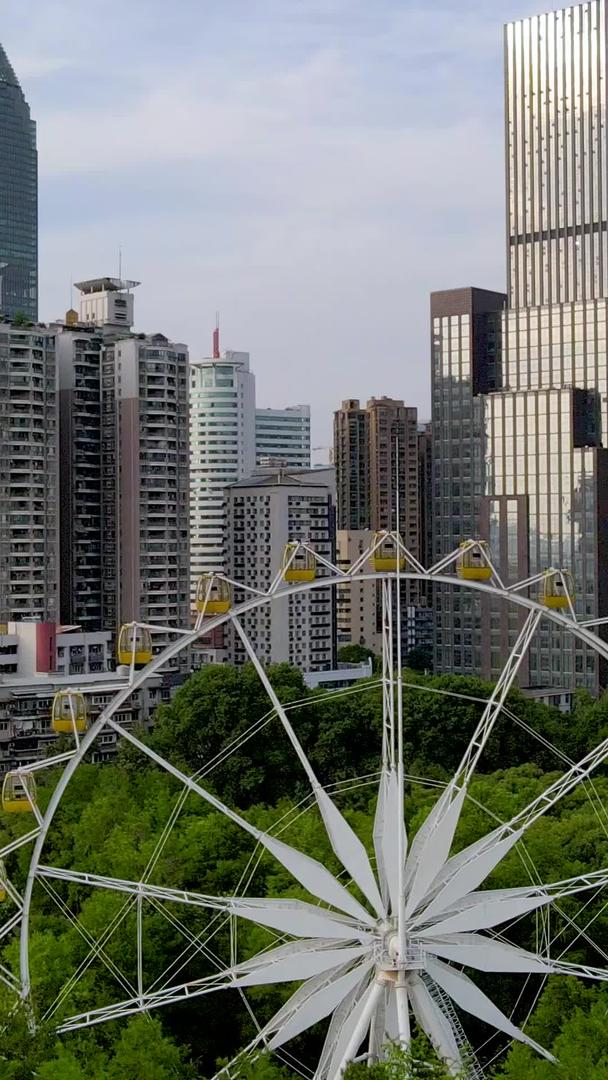 摩天轮和摩天大楼在城市里视频的预览图