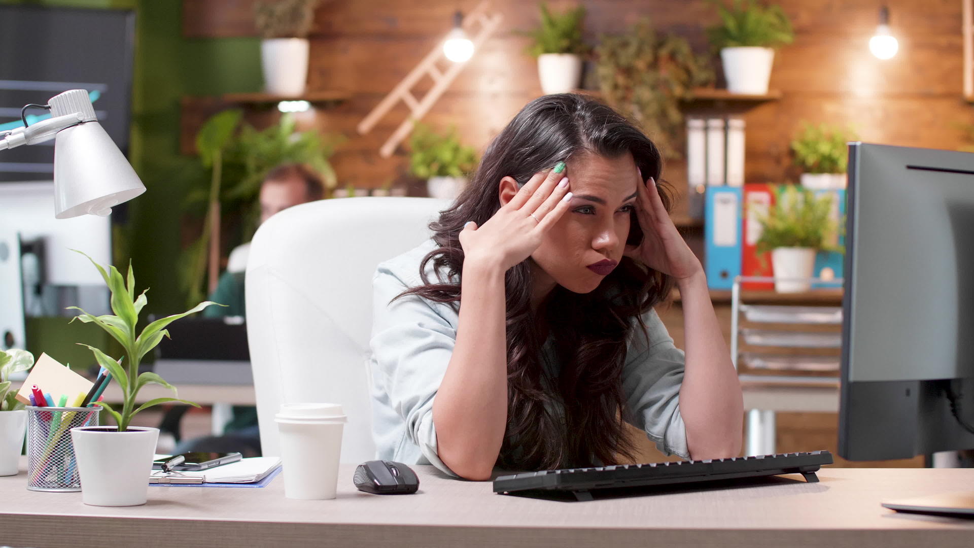 女人在办公室工作时头痛、紧张视频的预览图