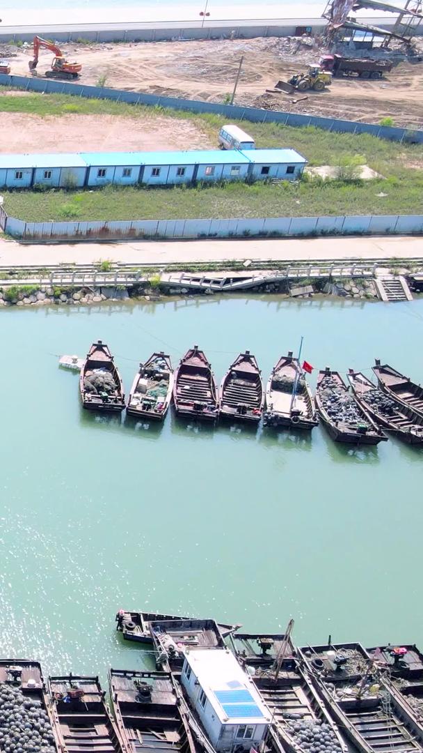 渔船进入港口拍摄辽宁大连丰收渔业渔民视频的预览图
