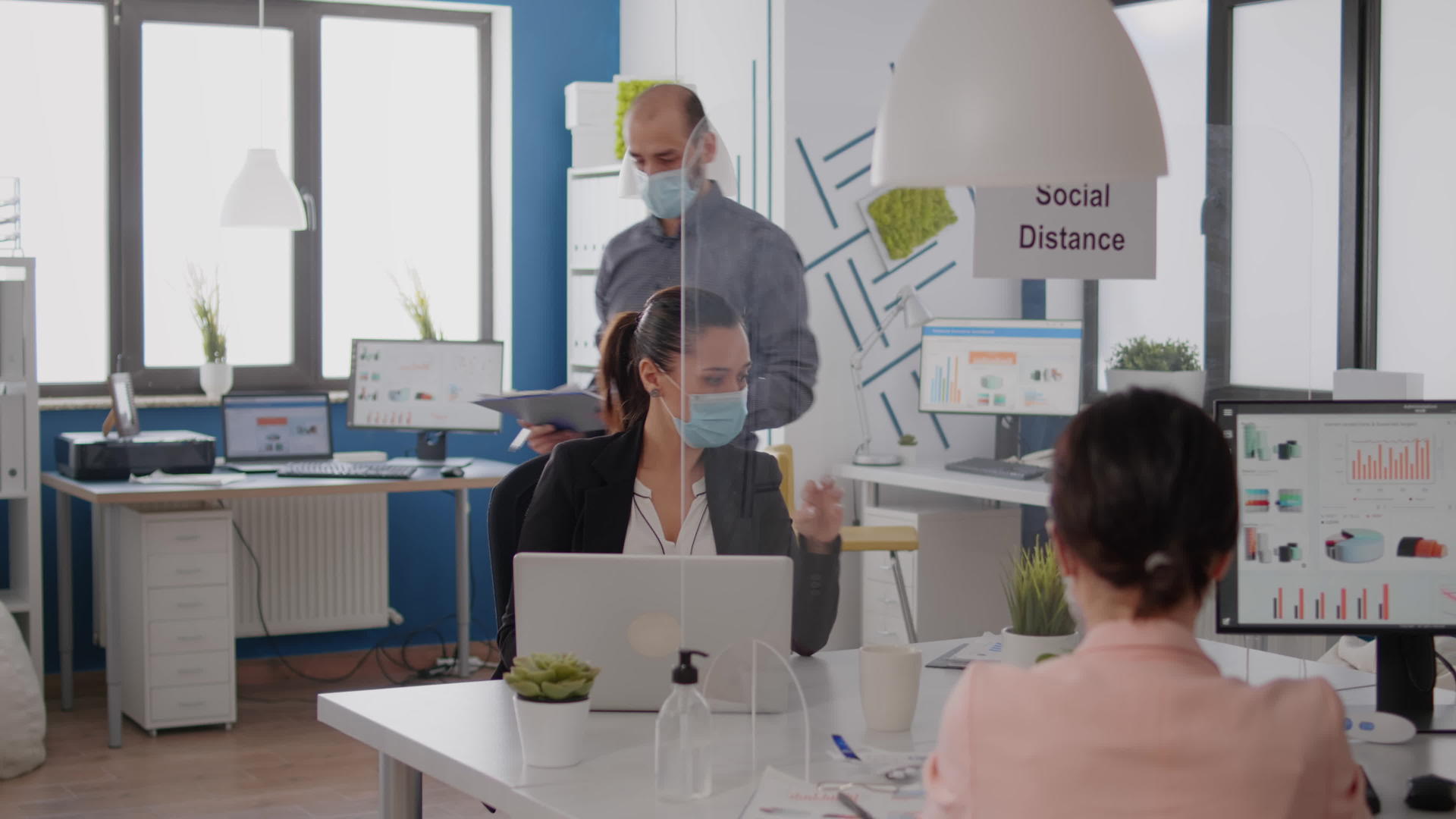 在营销项目中工作的百客面包队有医用口罩视频的预览图