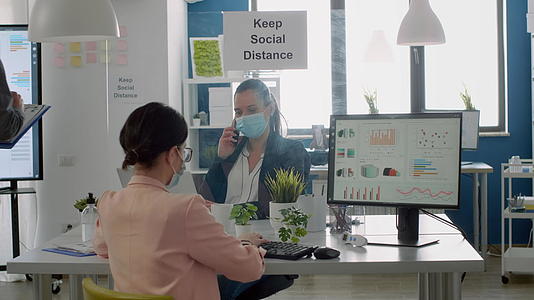 自由职业者在商务办公室工作佩戴防护口罩视频的预览图