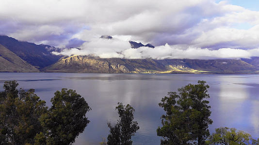 新西兰皇后镇瓦卡蒂普湖高清全景航拍视频的预览图