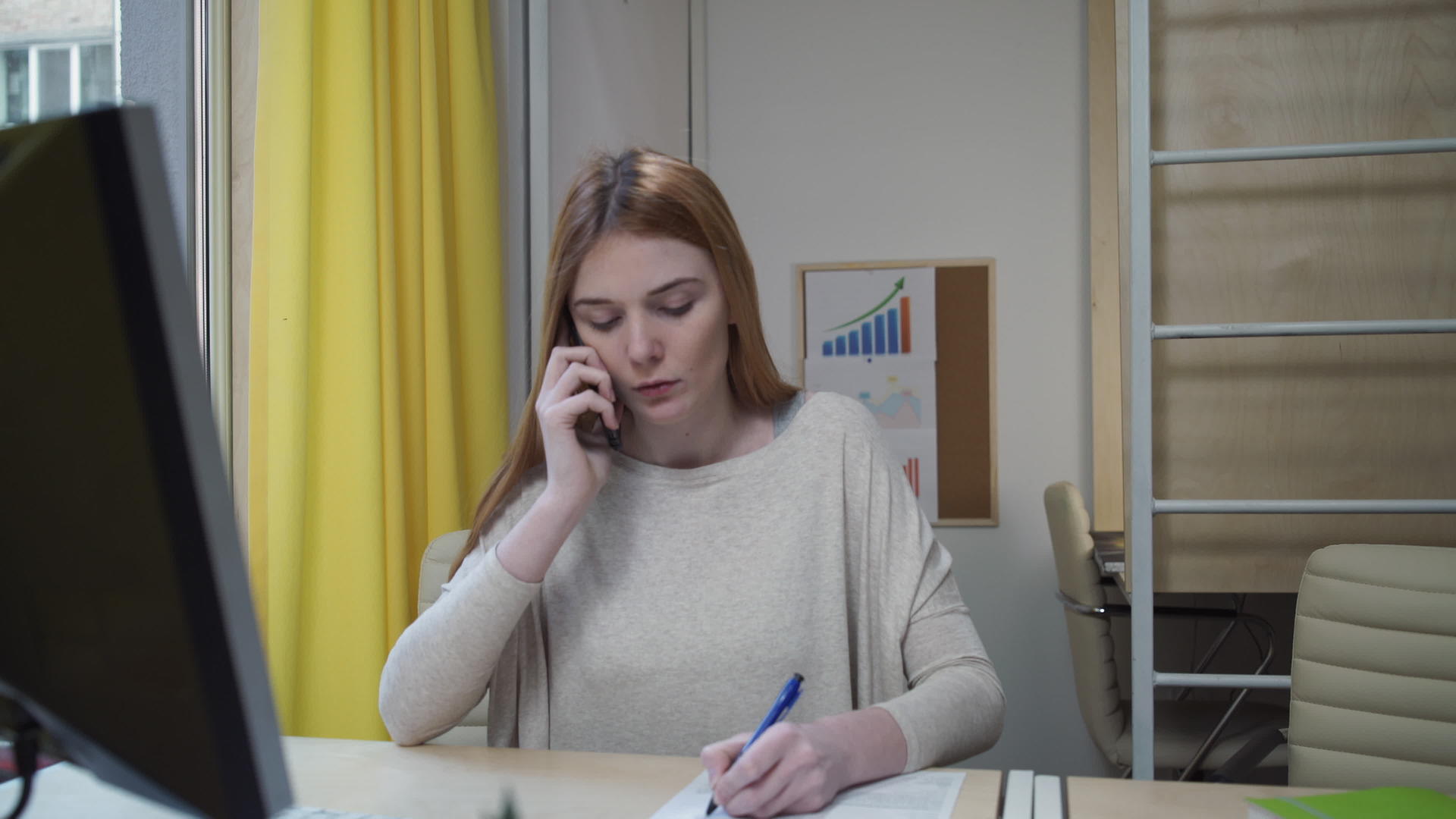 忙碌的女人在电话里说话在纸上做笔记视频的预览图