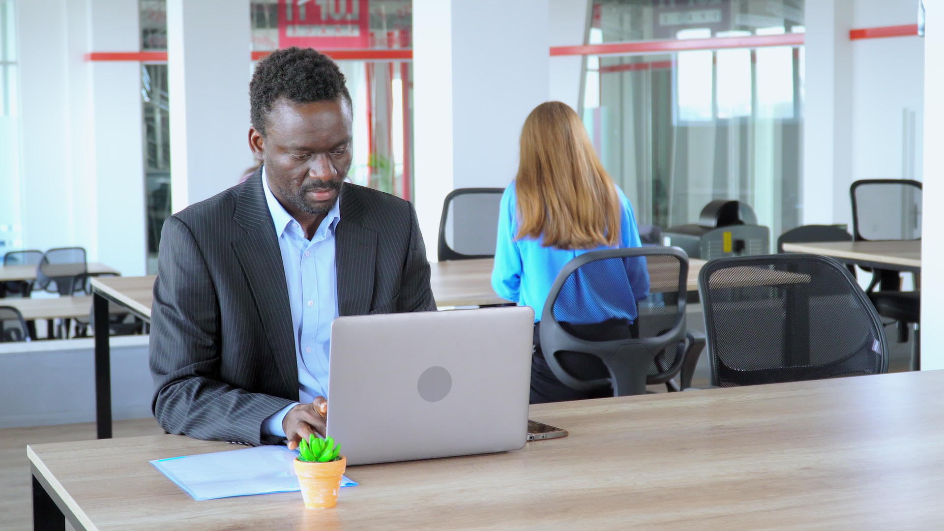 AfricanAfricanAmerican经理在开业公司的开放空间办公室的员工中工作视频的预览图