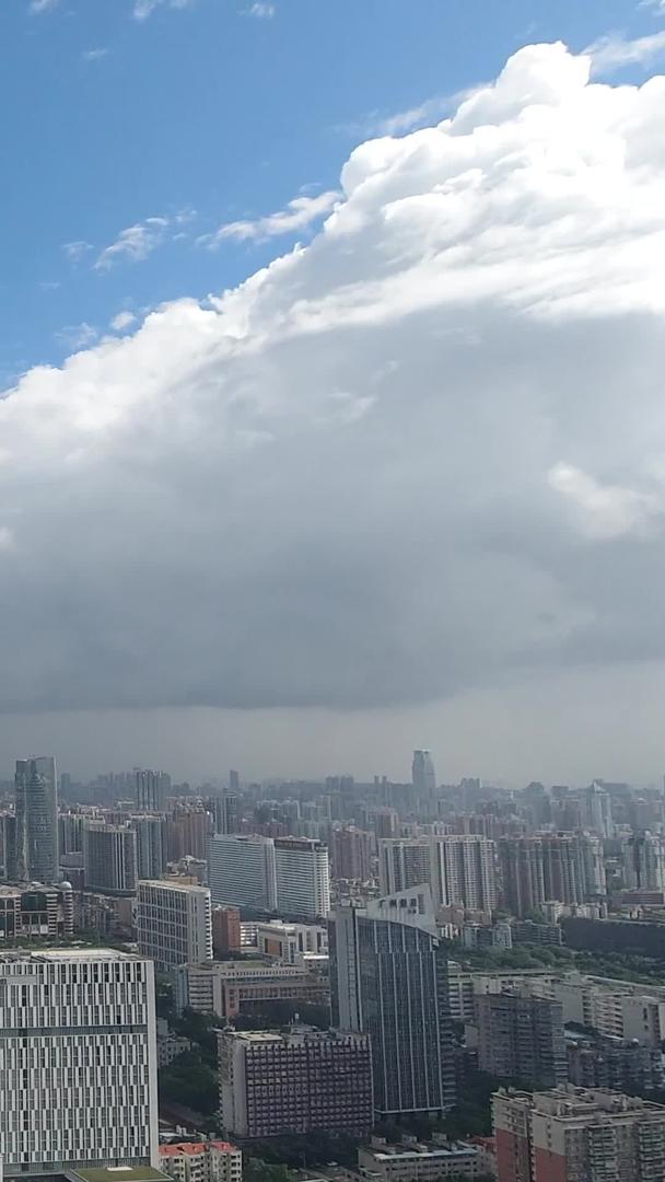 延迟了广州的暴风雨视频的预览图