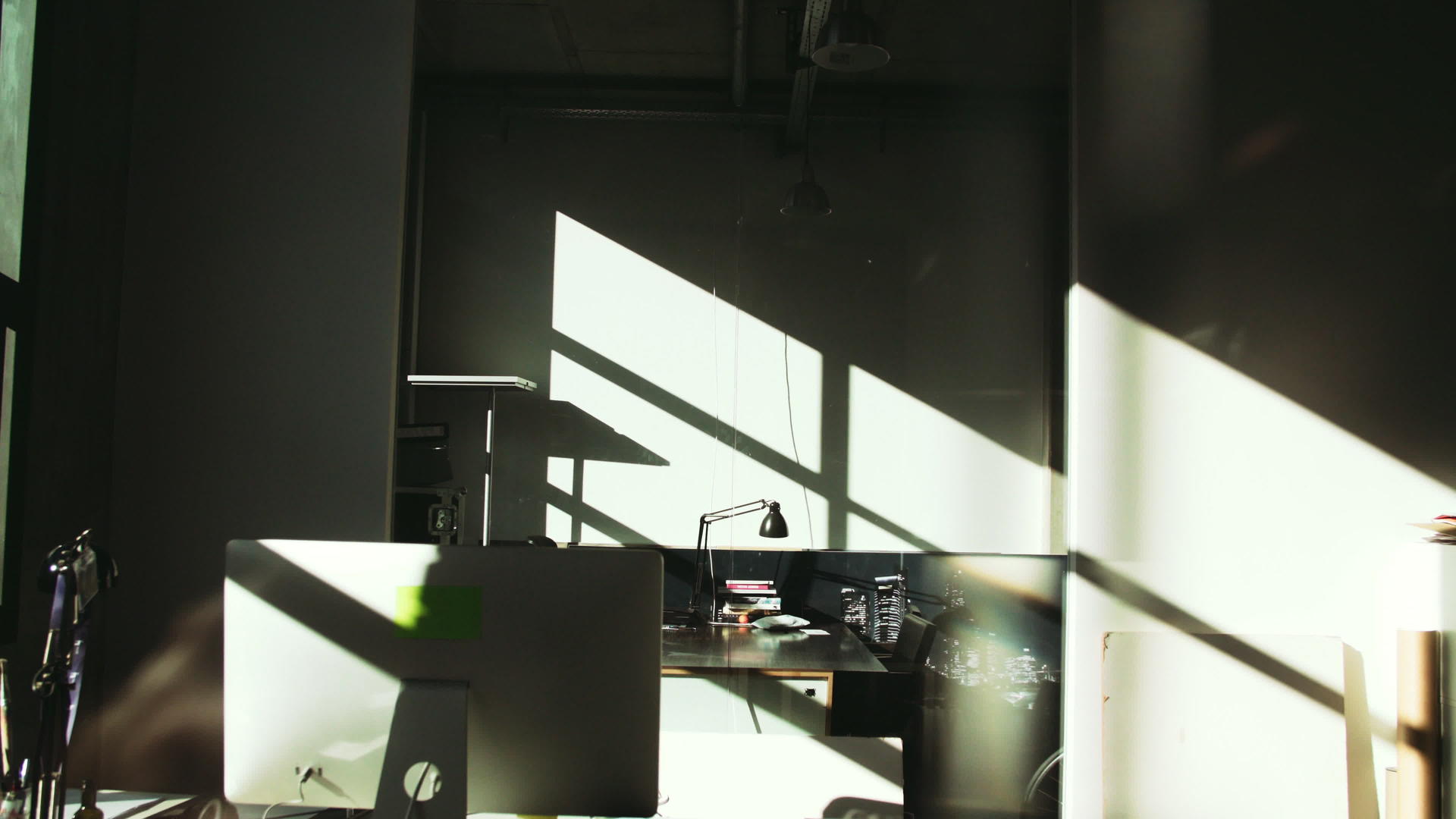 光天化日光通过玻璃隔板视频的预览图