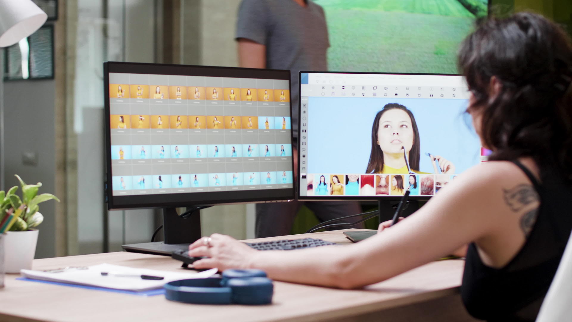 专业女性在编辑软件或应用程序中工作视频的预览图