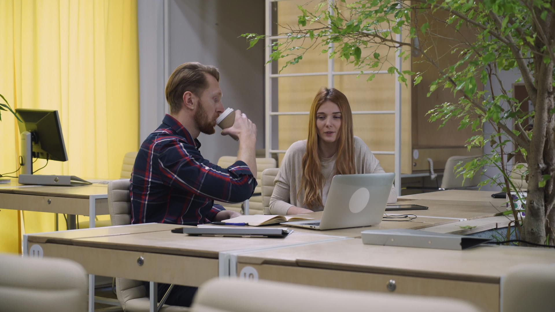 员工在工作场所喝咖啡和聊天视频的预览图