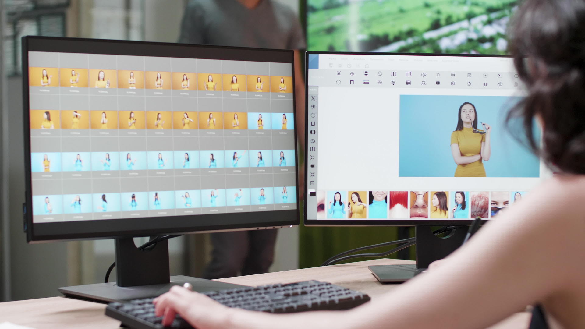 专业女性摄影师使用专业编辑软件视频的预览图