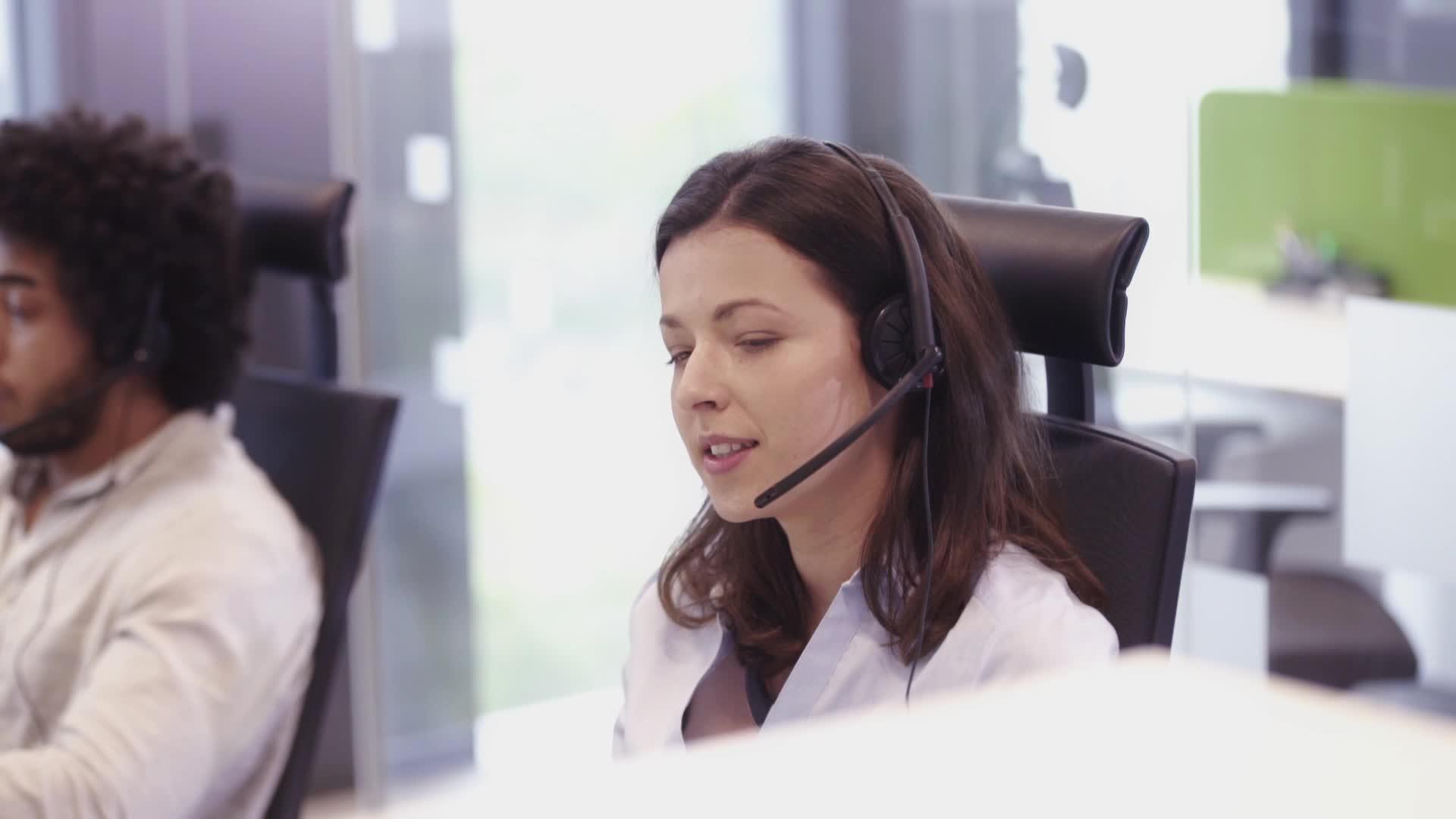 办公室电话上有吸引力的女商业女性视频的预览图