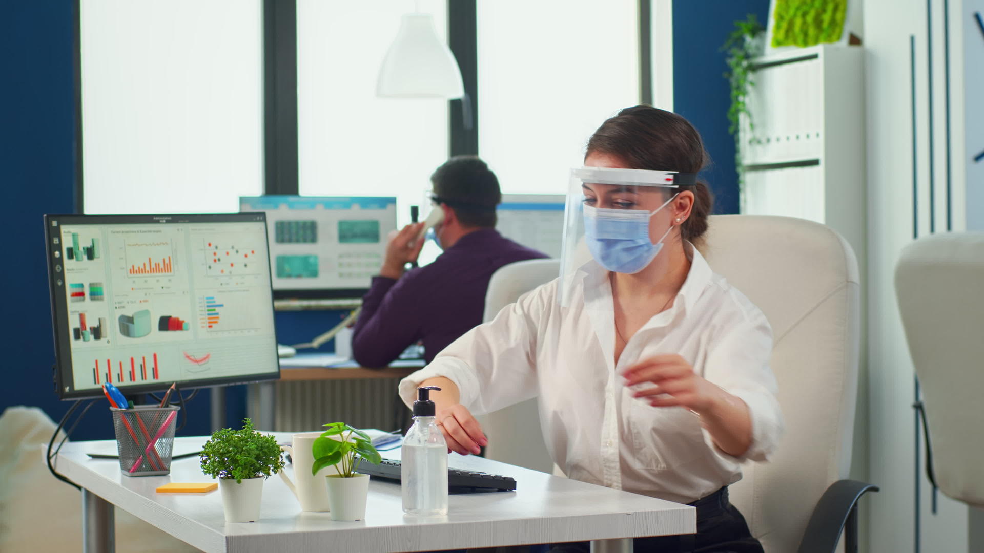 戴口罩和口罩对自己的工作人员进行消毒视频的预览图