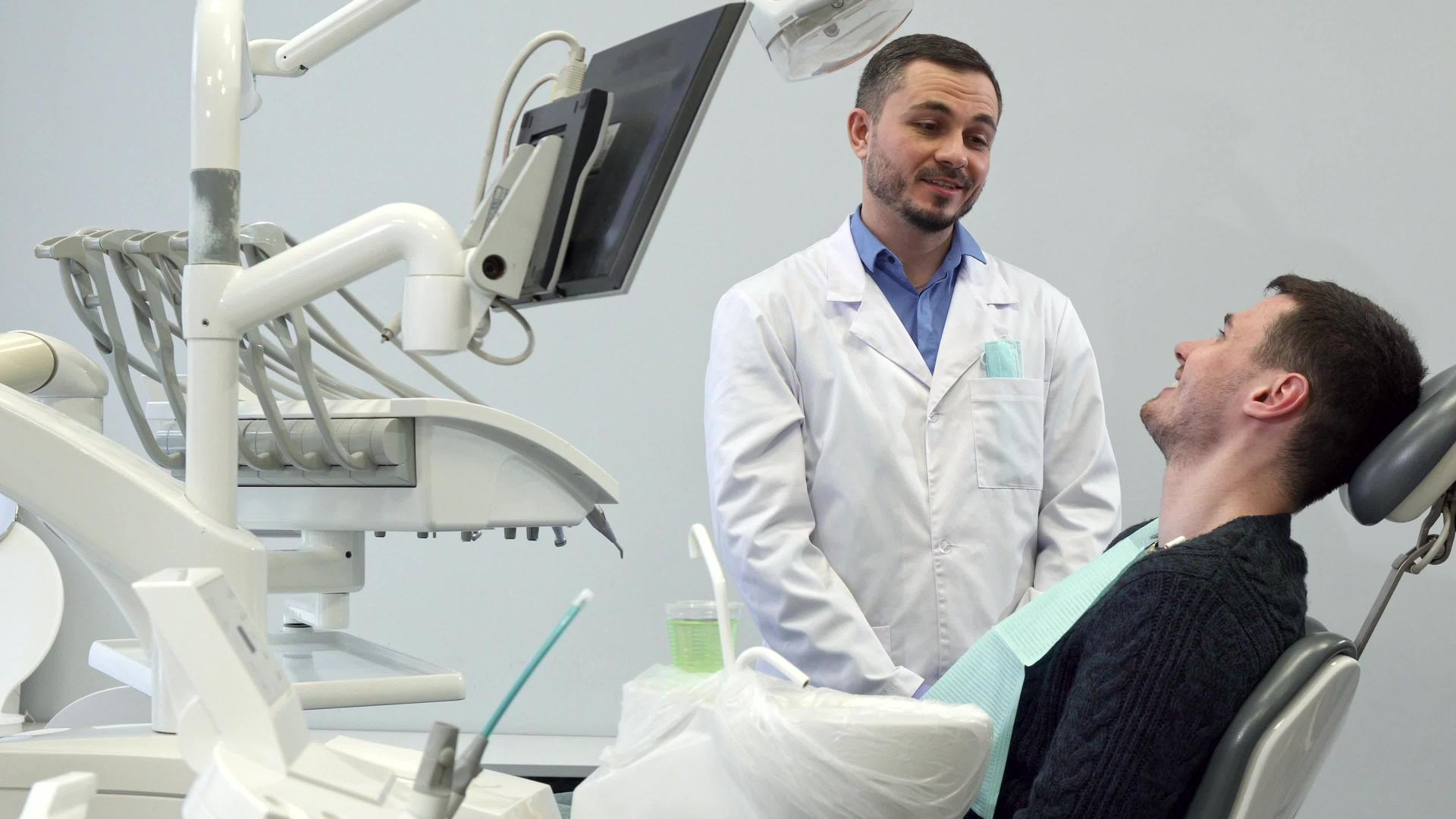 牙医与男性顾客交谈视频的预览图