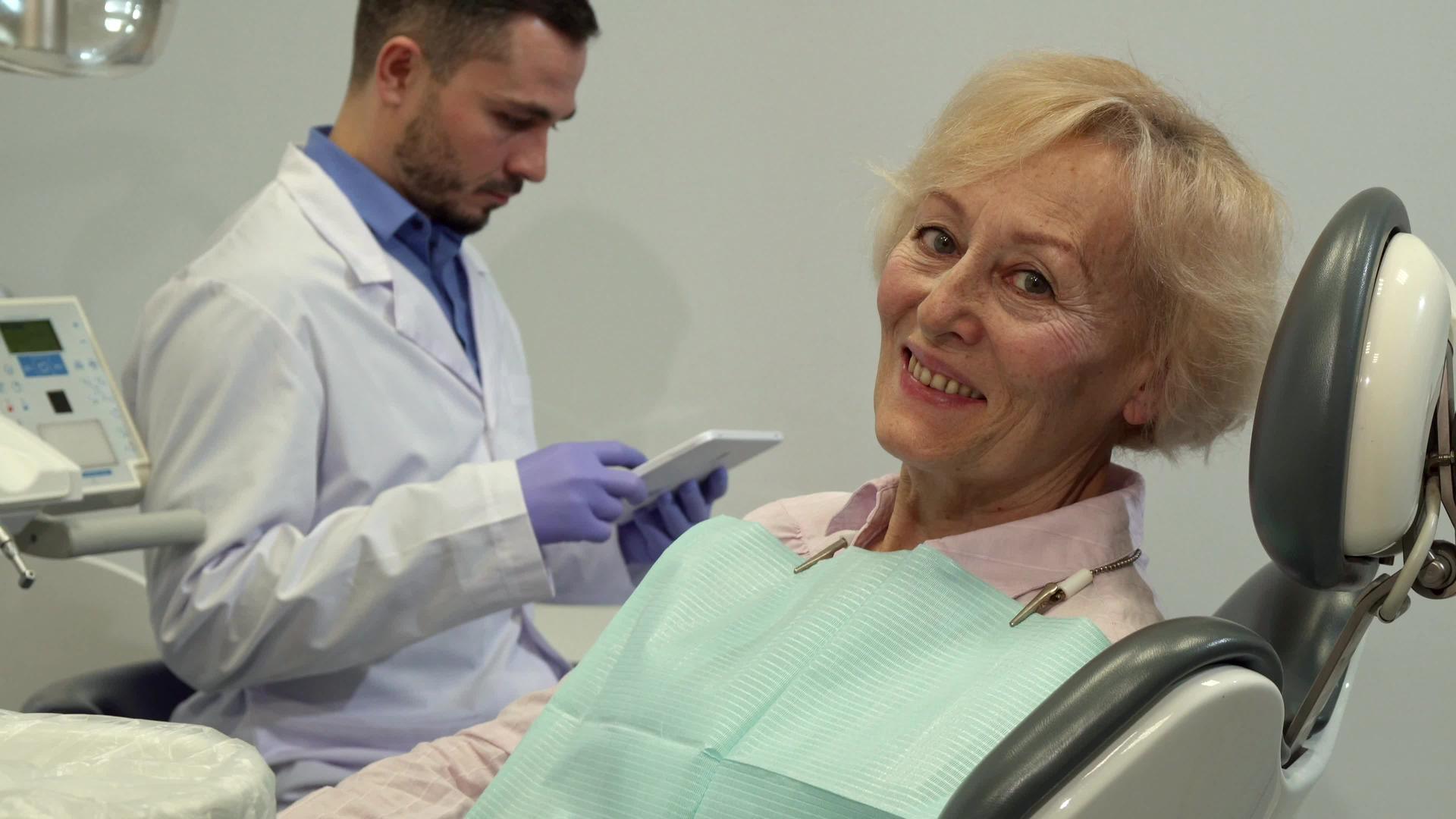 女性顾客在牙医椅上露出拇指视频的预览图