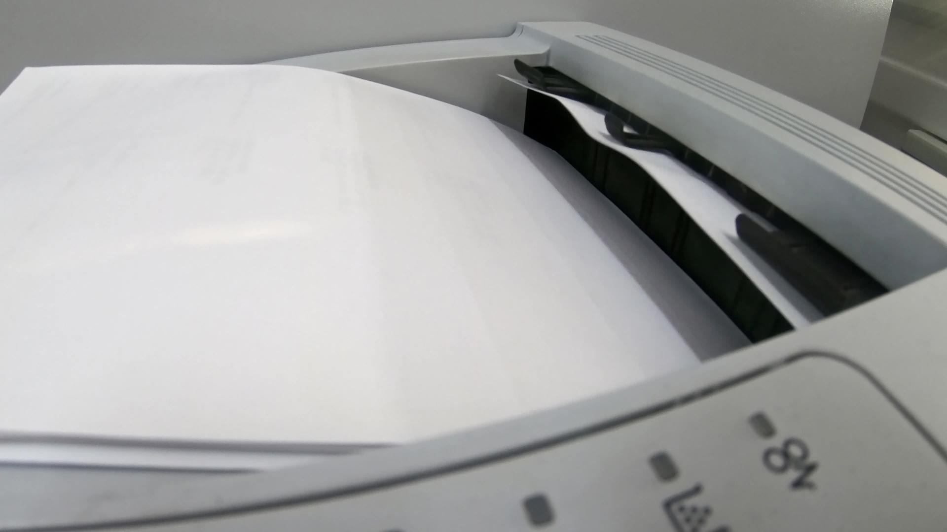 使用激光喷雾打印机打印办公室文件视频的预览图